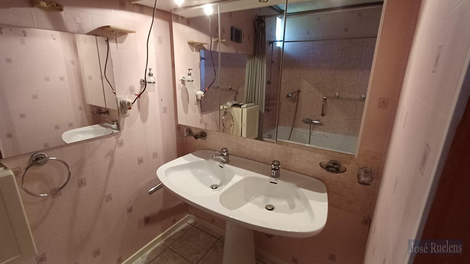 Badkamer gelijkvloers.
met apart toilet.
